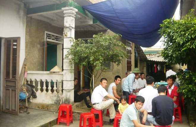 Người dân đến động viên, chia sẻ mất mát với gia đình rất đông.