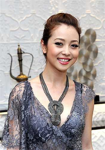 Cô thường khéo khoe vòng một với những đường cắt xẻ bạo tay.