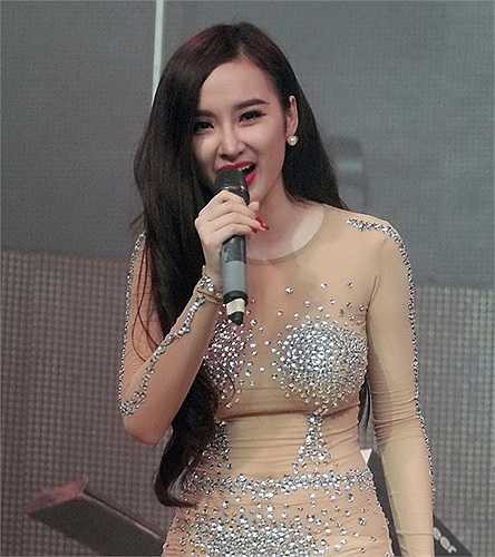 'Bà mẹ nhí' đã bị cấm diễn gần nửa năm khi diện bộ đồ xuyên thấu này trong một lần đi hát quán bar.