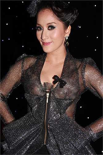 Không thể phủ nhận, chúng giúp Khánh Thi nhìn như nàng công chúa.