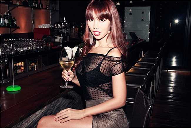 Hà Anh là chân dài từ Châu Âu về nên khá bạo khi chọn lựa váy xuyên thấu.