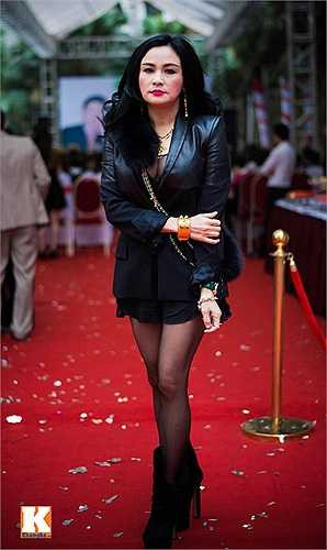 Ở tuổi U50, nữ diva này luôn diện đồ xuyên thấu.