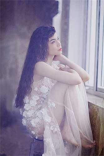 Váy áo của cô thường có thêm lớp lót trong để che đi những khoảng hở da thịt.