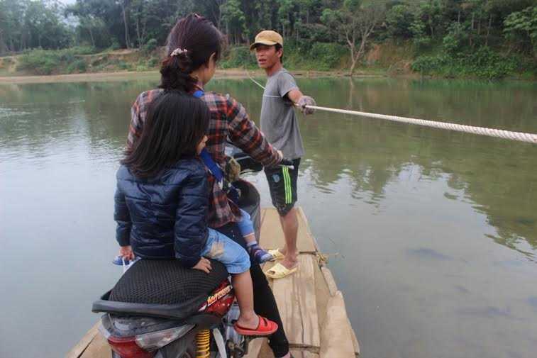 Sợi dây thừng buộc vào 5 cọc gỗ chôn ở hai bờ sông là cách mà người lái đò thay cho mái chèo, máy nổ