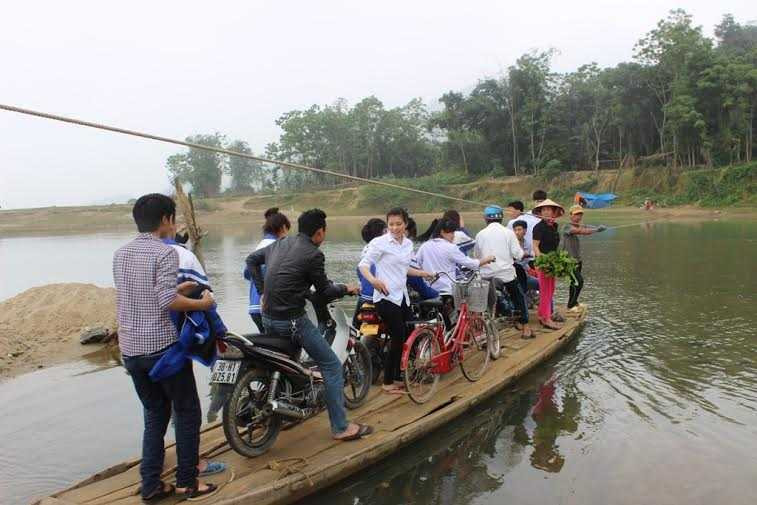 Chính con đò này tiếp bước cho hơn 100 học sinh theo đuổi con chữ