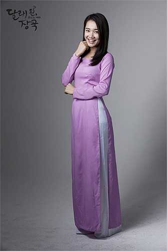 Nhã Phương đã lên đường sang Seoul từ cuối tháng 2 và có gần 1 tháng quay phim tại xứ sở Kim chi. Cô được mời đóng một vai phụ trong phim 12 năm trở lại, phát sóng cuối tuần trên sóng truyền hình cáp JTBC của Hàn Quốc.