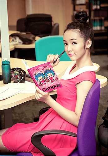 Khán giả Việt Nam ngỡ ngàng trước hình ảnh phổng phao của Bảo Trân trên sàn catwalk năm 11 tuổi thì cư dân mạng Hàn cũng giật mình không kém khi biết tuổi đời thật của mẫu teen này.