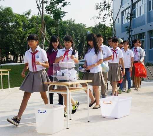 1. Học sinh Trường phổ thông Đoàn Thị Điểm Ecopark quyên góp ủng hộ đồng bào lũ lụt miền Trung