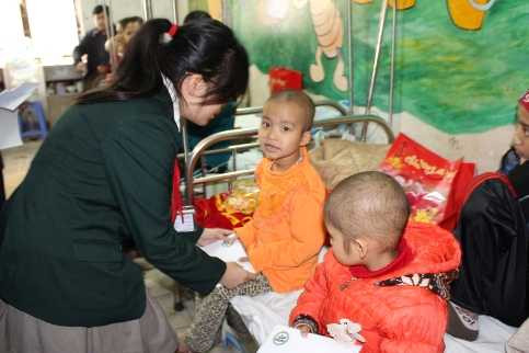 Học sinh Trường phổ thông Đoàn Thị Điểm thăm các bệnh nhân ung thư 