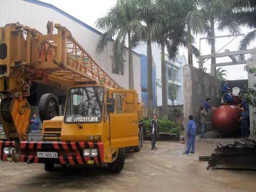 Tàu ngầm chuẩn bị được vận chuyển ra khu hồ thử nghiệm