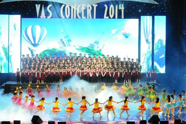 Bằng âm nhạc và những điệu múa, các em đã kể với bố mẹ, với người lớn về sức lan toả và nhiều cung bậc khác nhau của tình yêu trong mái trường nơi mình gắn bó. 