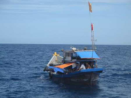 Hai kẻ lạ mặt dùng súng uy hiếp 11 ngư dân ở Trường Sa