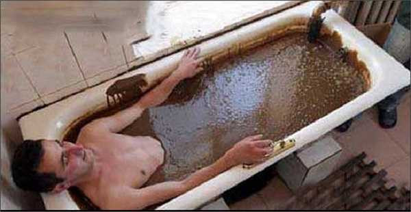 Tắm bằng dầu thô chữa đau khớp ở Azerbaijan.