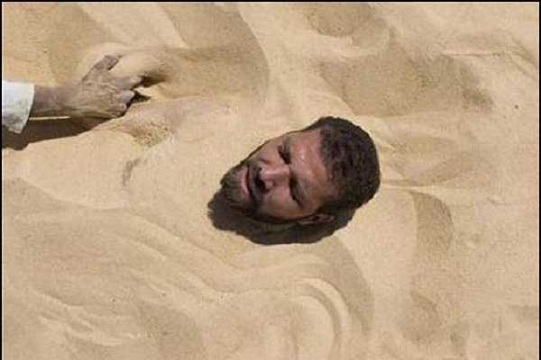 Chọn thời điểm nóng nhất trong ngày, người Ai cập lên núi để chôn mình phơi nắng, chữa bệnh thấp khớp và bất lực tình dục.