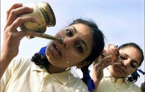 Phương pháp rửa mũi ở Ấn độ. 