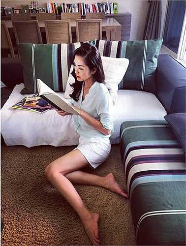 Tăng Thanh Hà chia sẻ hình ảnh cô chụp tại phòng đọc sách ở nhà riêng. Từ sau khi kết hôn với Louis Nguyễn, ngọc nữ dọn về ở chung cùng nhà chồng tại một biệt thự sang trọng ở quận 2, TP.HCM. Căn nhà đã từng trở thành tâm điểm chú ý của công chúng vì mức độ vương giả từ bề ngoài đến nội thất 'dát vàng' bên trong.