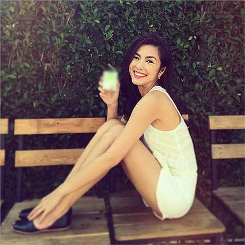 Tạo dáng trong không gian đẹp, hình ảnh Tăng Thanh Hà với đôi chân thon thả được cư dân mạng khen hết lời. Không diện những bộ váy sexy nhưng mỗi khi mỹ nhân miền Tây này mặc short ngắn khoe chân thon đều nhận được sự ủng hộ nhiệt tình của fan hâm mộ.