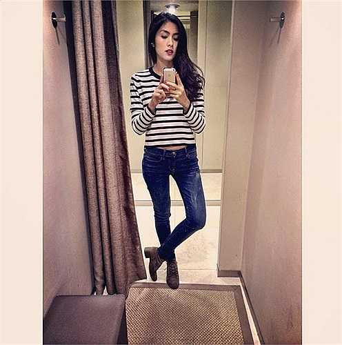 Nữ diễn viên chính của Mỹ nhân kế sở hữu vóc dáng thon thả với chiều cao 1m66. Đó có thể coi là một chiều cao đạt chuẩn với một cô gái 8X. Tuy không thuộc hàng 'chân dài' như người mẫu nhưng Hà Tăng lại có lợi thế vì chân thẳng nuột. Hiếm hoi nữ diễn viên này mới chia sẻ những hình ảnh tiết lộ hình thể đẹp mắt của đôi chân trần.