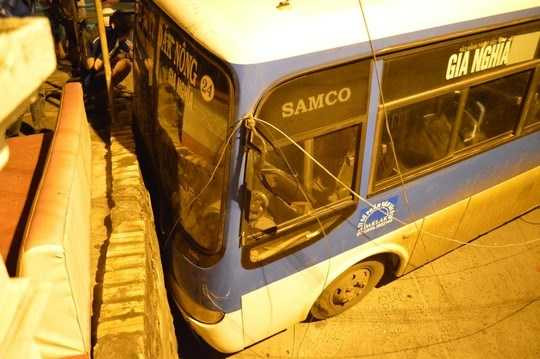 Chiếc xe chỉ dừng lại khi húc vào tường kè sân của hiệu kính