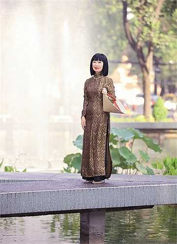 Nữ danh ca Bạch Yến sinh năm 1942, thành danh từ khi còn là một cô bé với giải thưởng Giọng hát nhi đồng của Đài phát thanh Pháp Á năm 10 tuổi. 