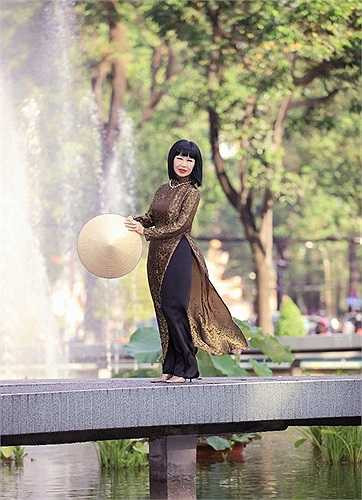 Bạch Yến là nghệ sỹ Việt Nam đầu tiên được xuất hiện trên truyền hình Mỹ trong Enviroment Show – show ăn khách nhất của Mỹ thời đó, bên cạnh The Beatles, Bob Hoges, The Rolling Stones,…