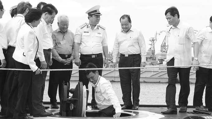 Khám phá tàu ngầm TP.HCM