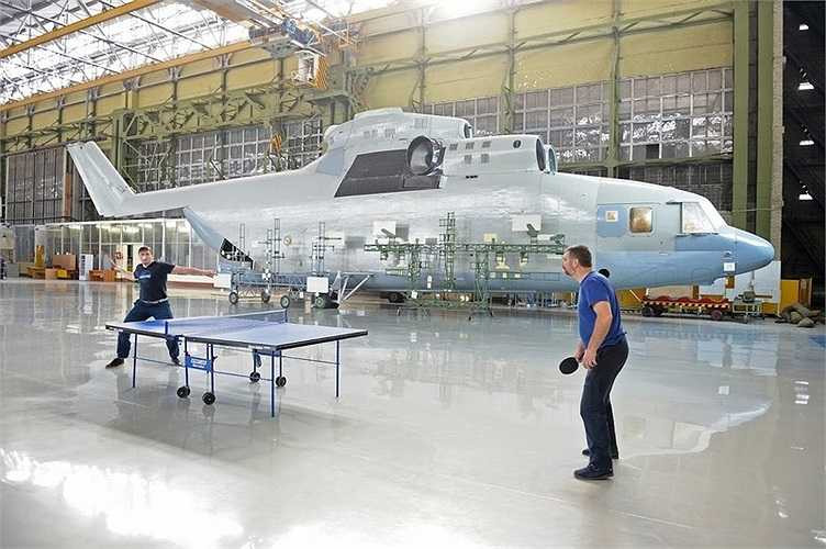 Các công nhân chế tạo trực thăng giải trí sau giờ làm