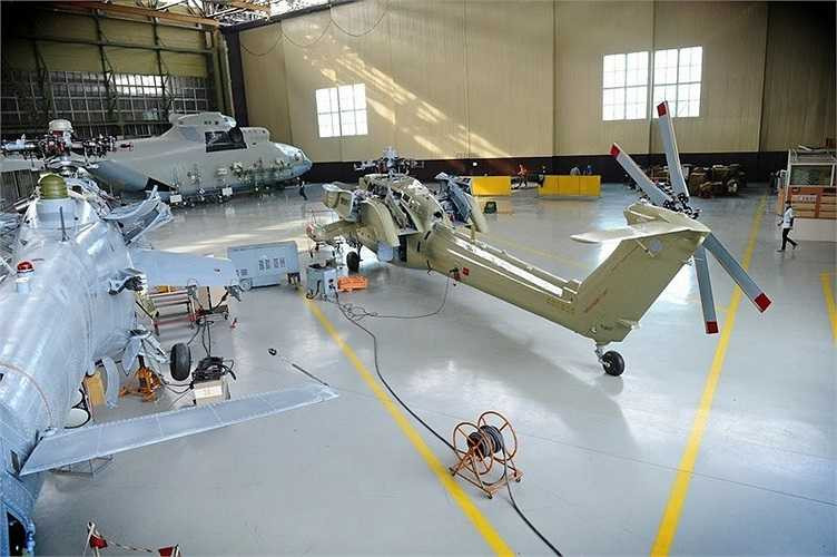 Khung cảnh bên trong khu lắp ráp máy bay của nhà máy vũ khí Tula