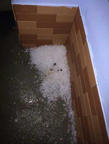 Người dân quét được rất nhiều hạt đá.