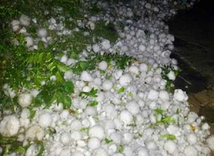 Những viên đá có kích cỡ lớn trong trận mưa đá, đã gây thiệt hại lớn cho nhiều nhà dân. Ảnh: petrotimes