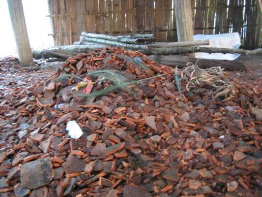 Ngói vỡ do mưa đá của nhà dân ở xóm Nà Mìa, xã Cốc Pàng.