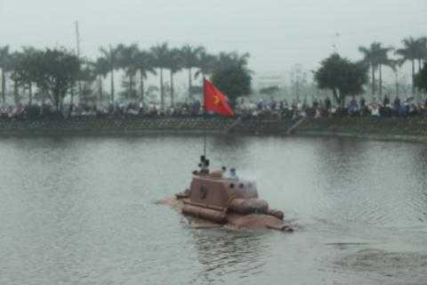 Tàu ngầm Trường Sa thử nghiệm di chuyển trên hồ