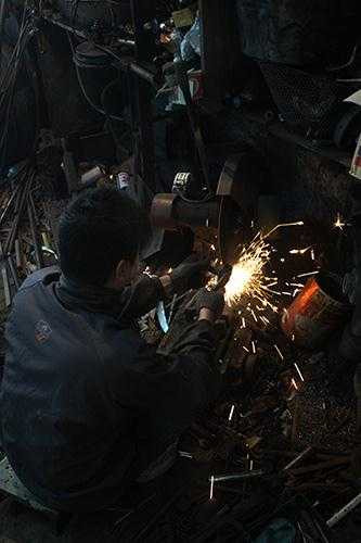 Công việc thường ngày của anh Thắng chí là một thợ máy bình thường, chuyên chế tạo xe cho người khuyết tật