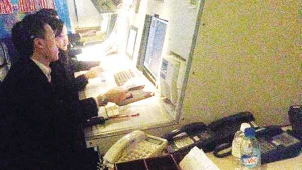 Các kiểm soát viên không lưu của ACC Hà Nội đang làm việc