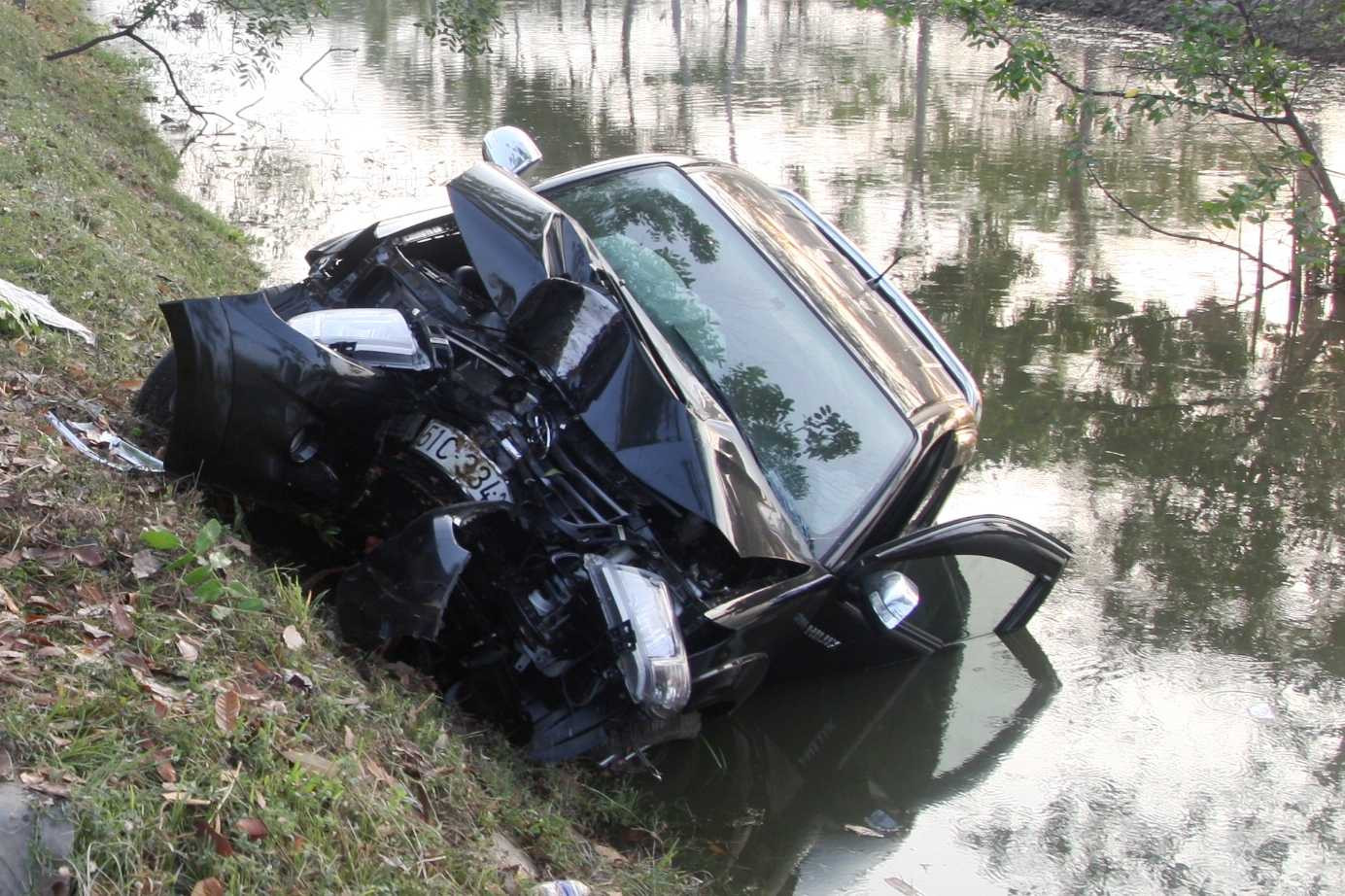 Ô tô 'tắm' mương, 4 người nhập viện