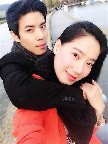 Bạn trai của chân dài Chung Thục Quyên là Việt kiều có tên Phillip Lê, 28 tuổi. Ngay khi xuất hiện, vẻ ngoài như điển trai của Phillip Lê đã nhận được nhiều lời khen từ công chúng.