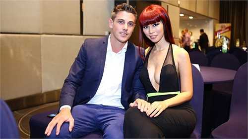 Thời gian qua, Hà Anh luôn xuất hiện tại các sự kiện với một anh chàng ngoại quốc trẻ trung, đẹp trai tại các sự kiện. Không những thế, cả hai còn liên tục nắm tay và trao nhau những cử chỉ tình tứ.