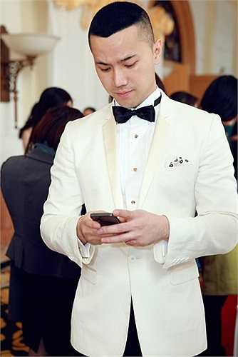 Còn nhớ hồi tháng 12/2013, đám cưới của Á hậu Thùy Trang cùng chồng - doanh nhân Đông Dương đã xuất hiện trên mọi mặt báo. Đám cưới gây chú ý không phải sự đầu tư hoàng tráng, mà bởi vì diện mạo của Đông Dương quá đẹp trai.