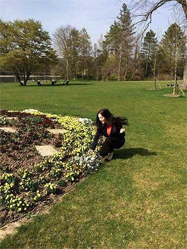 Lý Nhã Kỳ rạng rỡ khi đi du lịch.