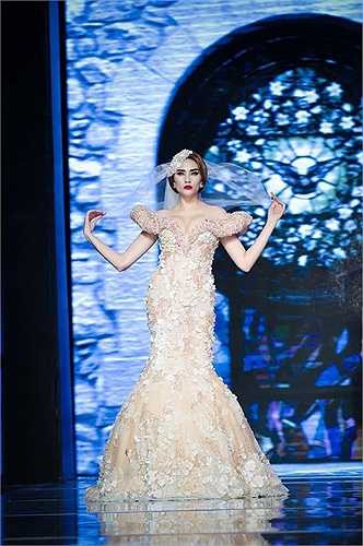 Võ Hoàng Yến ấn tượng trên sàn catwalk.