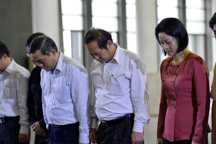 Hai Thứ trưởng Bộ Thông tin và Truyền thông Trần Đức Lai (trái) và Trương Minh Tuấn tới viếng.