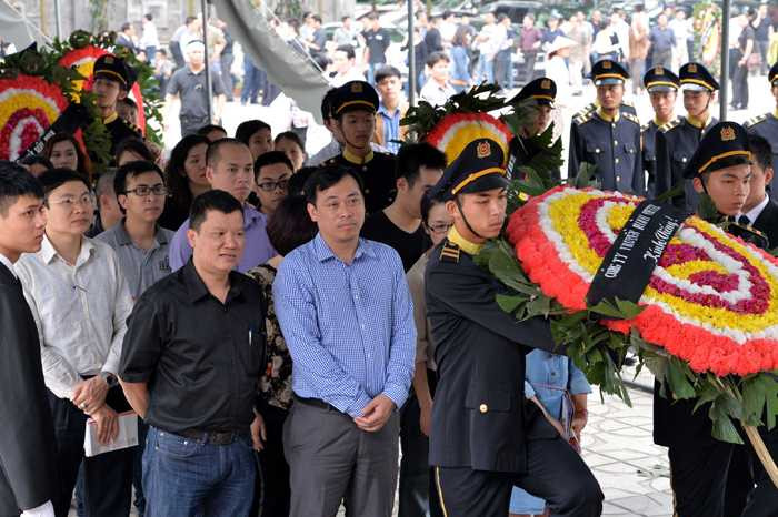 Đoàn cán bộ, nhân viên Trung tâm truyền hình Quốc phòng do Nhà báo, BLV Ngô Quang Tùng dẫn đầu tới viếng