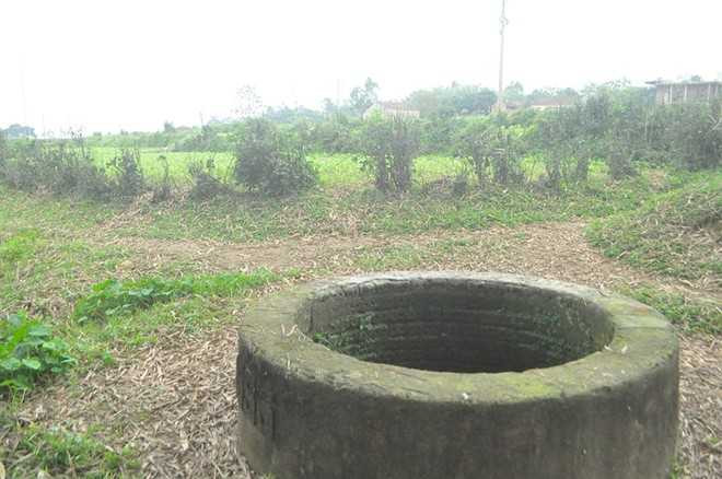 Bé gái 3 tháng tuổi bị ném xuống giếng làng?