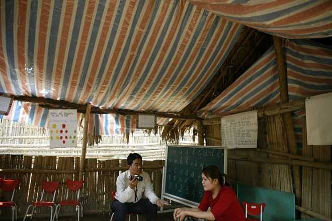 Cô giáo Tòng Thị Minh trong phòng học mầm non (Ảnh Thái Anh).