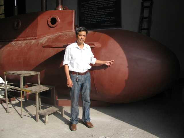 Ông Nguyễn Quốc Hòa bên "đứa con đẻ" của mình