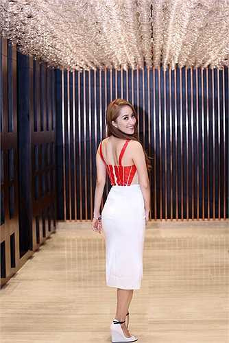 Cô luôn biết cách khoe những lợi thế sẵn có của mình.