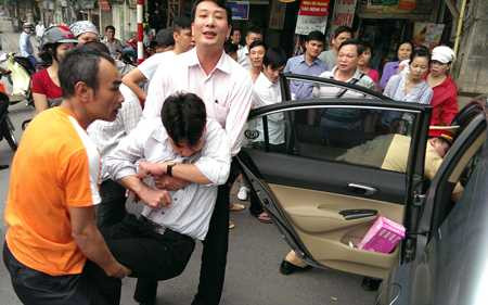 'Ma men' tông cột điện, ngủ lì trong ô tô