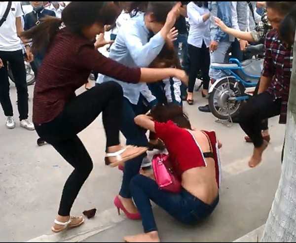 nữ sinh đánh bạn lột đồ