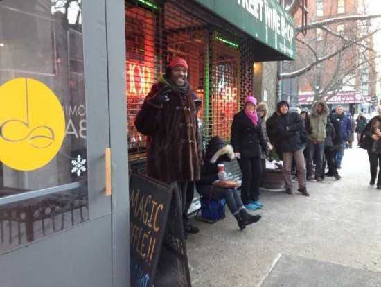 Rủng rỉnh 'nghề' xếp hàng thuê