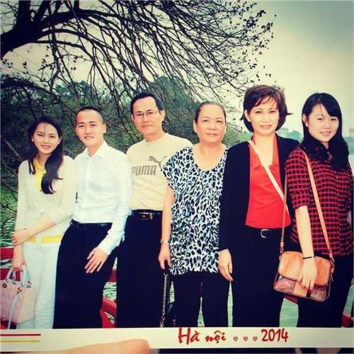 Phạm Ngọc Thạch cùng chồng bên bố mẹ, chị gái, em gái tại Hà Nội.